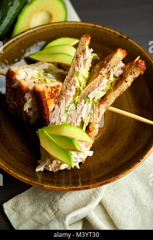 Blick von oben auf die gesunde Sandwich Toast mit Salat, Schinken, Käse und Tomaten auf einer hölzernen Hintergrund Stockfoto