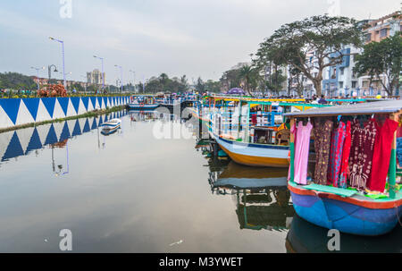 Kolkata, Indien. 11 Feb, 2018. Durch die schwimmenden Märkte von Bangkok, wo Wasser ist ein wichtiges Verkehrsmittel, Kolkata hat jetzt einen schwimmenden Markt in Kolkata, in der Nähe von Patuli inspiriert. Credit: pritam Dutta/Pacific Press/Alamy leben Nachrichten Stockfoto