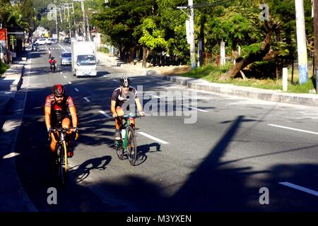 ANTIPOLO CITY, Philippinen - Februar 3, 2018: Radfahrer geniessen Sie am frühen Morgen Fahrt auf einem Hi-Weg in Antipolo City, Phlippines Stockfoto