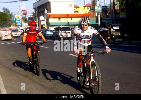 ANTIPOLO CITY, Philippinen - Februar 3, 2018: Radfahrer geniessen Sie am frühen Morgen Fahrt auf einem Hi-Weg in Antipolo City, Phlippines Stockfoto