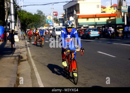 ANTIPOLO CITY, Philippinen - Februar 3, 2018: Radfahrer geniessen Sie am frühen Morgen Fahrt auf einem Hi-Weg in Antipolo City, Phlippines Stockfoto