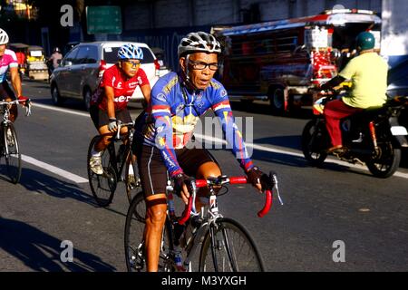 ANTIPOLO CITY, Philippinen - Februar 3, 2018: Radfahrer geniessen Sie am frühen Morgen Fahrt auf einem Hi-Weg in Antipolo City, Phlippines Stockfoto