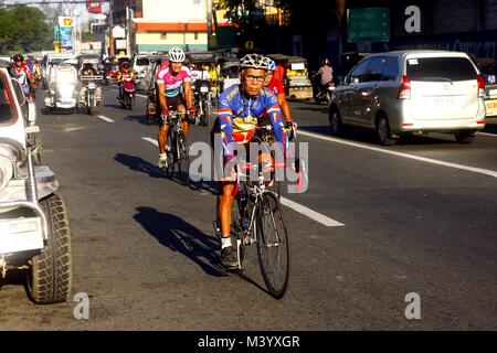 ANTIPOLO CITY, Philippinen - Februar 3, 2018: Radfahrer geniessen Sie am frühen Morgen Fahrt auf einem Hi-Weg in Antipolo City, Phlippines Stockfoto