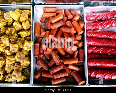 Foto der sortierten Snack food Items auf einer Straße essen Kiosk verkauft. Stockfoto