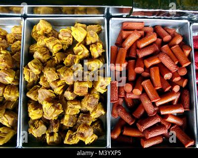 Foto der sortierten Snack food Items auf einer Straße essen Kiosk verkauft. Stockfoto