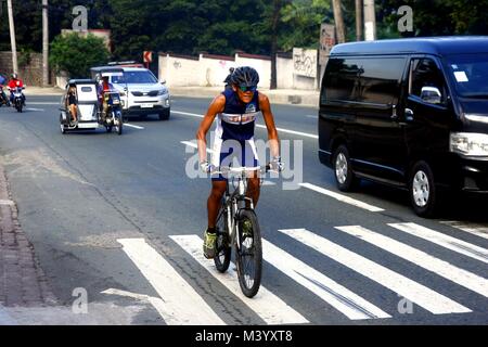 ANTIPOLO CITY, Philippinen - Februar 3, 2018: Radfahrer geniessen Sie am frühen Morgen Fahrt auf einem Hi-Weg in Antipolo City, Phlippines Stockfoto