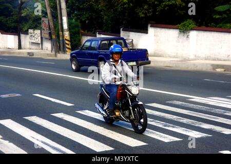 ANTIPOLO CITY, Philippinen - Februar 3, 2018: Radfahrer geniessen Sie am frühen Morgen Fahrt auf einem Hi-Weg in Antipolo City, Phlippines Stockfoto