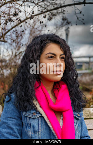 Schöne Latina mit Blick von der Kamera Stockfoto