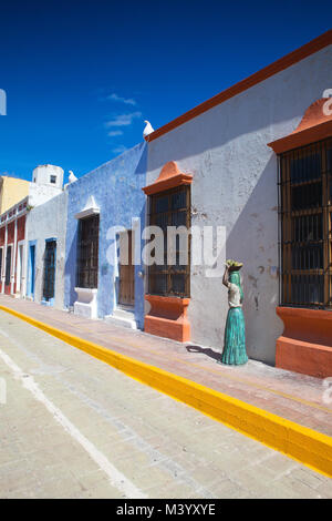 Campeche, Mexiko - Januar 31,2018: Typische koloniale Straße in Campeche, Mexiko. Historische Festungsstadt Campeche - UNESCO-Weltkulturerbe. Stockfoto