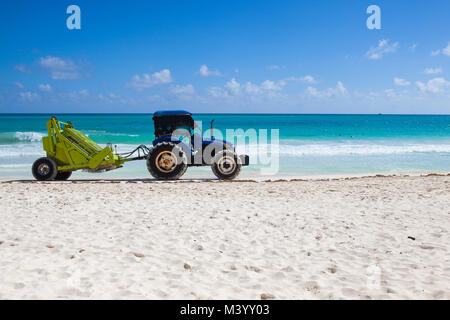 Playa del Carmen, Mexiko - Februar 5,2018: Traktor Reinigung der Strand von Algen in den Morgen. Playa del Carmen, Yucatan, Mexiko. Stockfoto