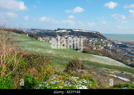 Hastings, Blick von West Hill über die Altstadt zu den schneebedeckten East Hill, East Sussex, Großbritannien Stockfoto