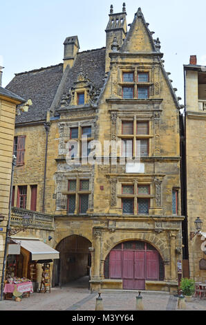 Reich verzierte Gebäude in der mittelalterlichen Altstadt von Sarlat, Frankreich. Mit vielen interessanten Features wie Bleiglasfenstern Windows, gewölbt und colonaded ent Stockfoto