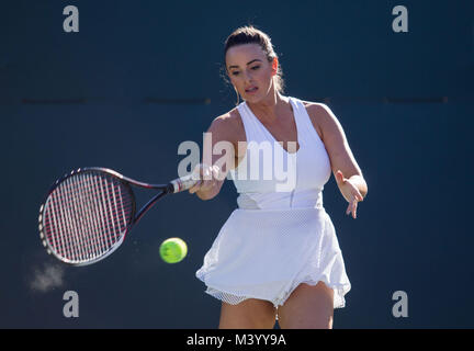 Eine junge Frau tennis player Hits eine Vorhand auf einem Tennisplatz in Beverly Hills, Kalifornien. Foto von Francis Specker Stockfoto