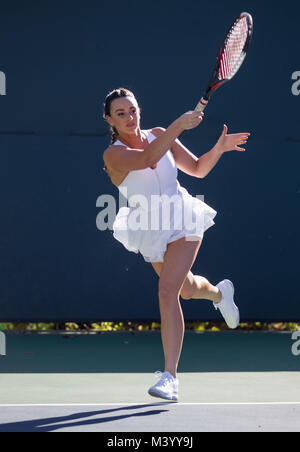 Eine junge Frau tennis player Hits eine Vorhand auf einem Tennisplatz in Beverly Hills, Kalifornien. Foto von Francis Specker Stockfoto