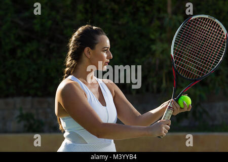 Eine junge Frau tennis player bereitet zu schlagen eine auf einem Tennisplatz in Beverly Hills, Kalifornien. Foto von Francis Specker Stockfoto