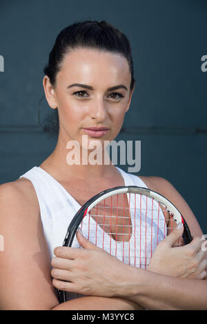 Eine junge Frau tennis player stellt für ein Portrait auf einem Tennisplatz in Beverly Hills, Kalifornien. Foto von Francis Specker Stockfoto
