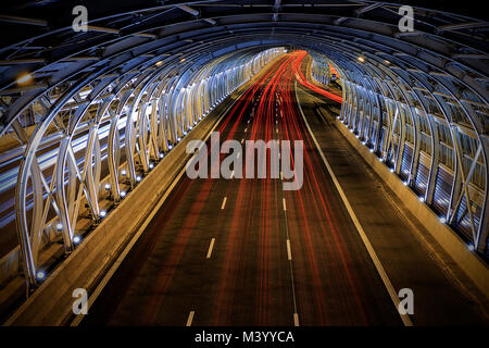 Polnische Tunnel auf der S8 Route auf der Warsaw-Bia łystok Abschnitt. Fotografie viele verschiedene Aspekte des städtischen Lebens gefangen, die Lichter der Stadt und die Stadt. Stockfoto