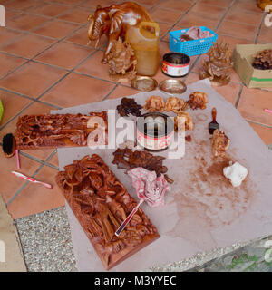 BALI, Indonesien - 16. August 2017: Holzschnitzerei in Bali, Indonesien. Oft schmückt Gärten Stockfoto