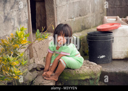 Eine junge Ngäbe-Bugle Mädchen in traditioneller Kleidung, Boquete, Panama. Stockfoto