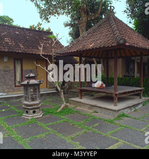 Ubud, Bali, Indonesien - 07 August, 2017: balinesisches Haus Innenausbau mit schlafenden Oma Stockfoto