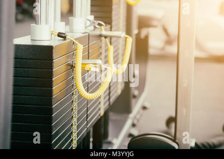 Schwarzes Eisen Grobbleche rusty Gewicht in einem Fitnessstudio. Stockfoto