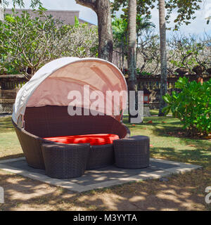 Pritschen für Luxus am Strand. Indonesien, Bali. Stockfoto