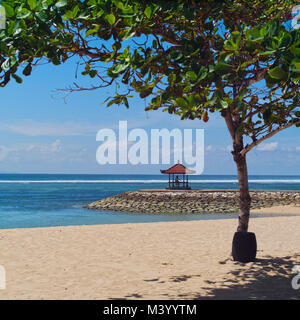 Bali, Indonesien luxuriöse Erholung am Strand. Stockfoto