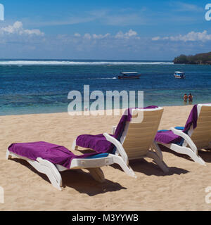 Bali, Indonesien luxuriöse Erholung am Strand. Stockfoto