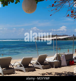 Bali, Indonesien luxuriöse Erholung am Strand. Stockfoto