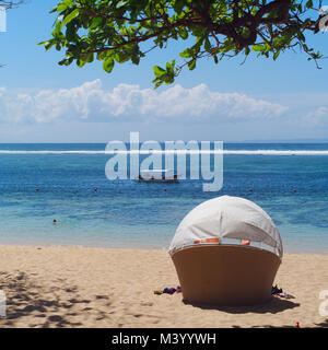 Bali, Indonesien luxuriöse Erholung am Strand. Stockfoto