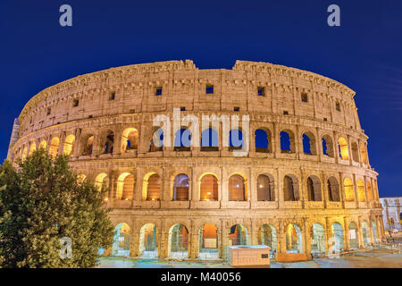 Rom bei Nacht Skyline der Stadt Rom Colosseum Kolosseum (Roma), Rom, Italien Stockfoto