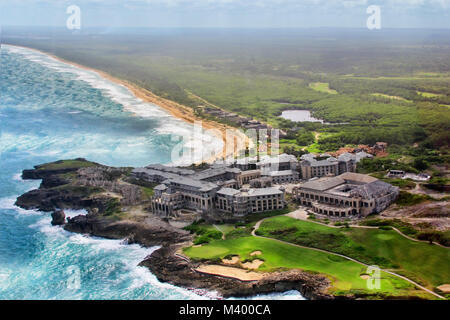 Luftaufnahme des unfertigen Hotel an der Atlantikküste. Punta Cana. Dominikanische Republik Stockfoto