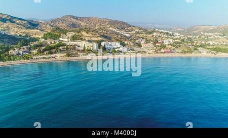 Aerial Vogelperspektive von Pissouri Bay, einer Siedlung zwischen Limassol und Paphos auf Zypern. Panoramablick auf die Küste, Strand, Hotel, Resort, Stockfoto