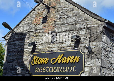 Stone Haven Restaurant auf altem Stein Haus mit großem Schild in der Stadt von Maynooth in Irland. Stockfoto