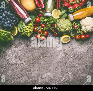 Gesunde Diät und Antioxidans getränke Hintergrund mit verschiedenen bunten organisches Gemüse, Früchte und Beeren Smoothies mit Zutaten in der Flasche Stockfoto