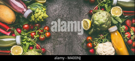 Verschiedenen frischen bunten organisches Gemüse, Früchte und Beeren Smoothie mit Zutaten in Flaschen auf grauem Granit Tabelle, Ansicht von oben, Banner oder templat Stockfoto