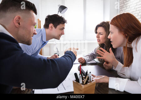 Unternehmen Mitarbeiter zu argumentieren, Miteinander am Arbeitsplatz im Büro Stockfoto