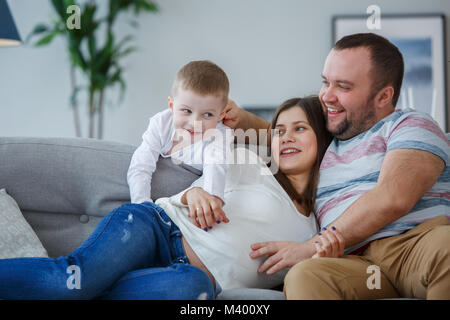 Bild der glücklichen Ehepaar mit einem kleinen Sohn auf dem Sofa Stockfoto
