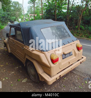 BALI, Indonesien - August 6, 2017: Vorder- und Rückseite von 1974 Volkswagen das Auto an der Straße am 6. August 2017 in Bali, Indonesien Stockfoto