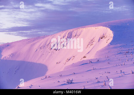 Obri Dul Tal in Krkonoce Berg im Winter. Tschechische Republik, Morming Blick vom Wanderweg auf den Gipfel der Schneekoppe. Der Tschechischen Republik. Stockfoto