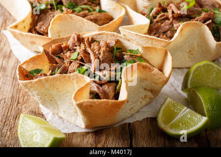 Leckere Tacos mit würzigen zog Rindfleisch close-up auf dem Tisch. Horizontale Stockfoto