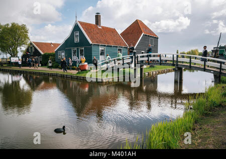 Zandvoort, Niederlande - 26 April 2017: Authentische Zaandam Mühlen und traditionellen lebendigen Häuser auf dem Wasser Kanal in Zaanstad Dorf, Fluss Zaan, Netto Stockfoto