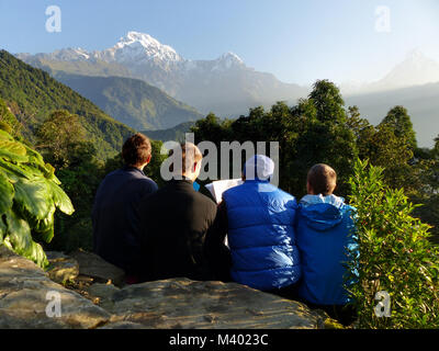 Blick auf die Berge, Touristen zu Annapurna Bergkette - Annapurna Circuit Trek Stockfoto