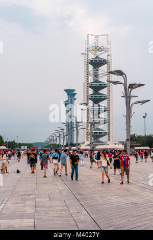 Peking, China - Menschen zu Fuß entlang der Olympic Park Alley Stockfoto