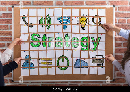 Geschäft Leute Hände und Strategie Konzept mit Haftnotizen auf Pinnwand Stockfoto