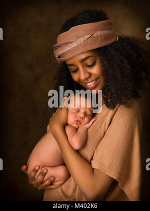 Äthiopische junge Mutter hält ihr 7 Tage alten Baby vor einem dunklen Hintergrund Stockfoto