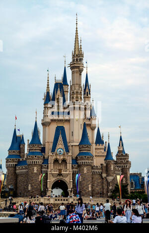 Cinderella Castle im Disneyland Tokyo mit Massen von Menschen vor. Stockfoto