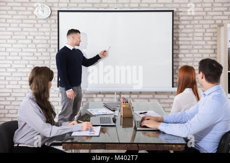 Geschäftsmann eine Präsentation halten zu seinen Kollegen in der Konferenz Stockfoto