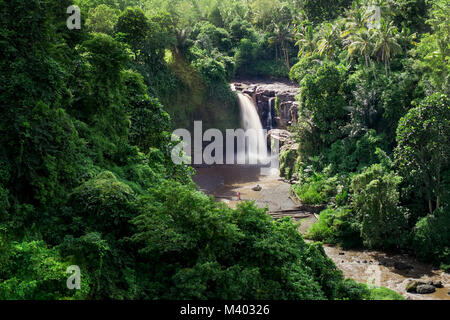 Tegenungan Wasserfall ist eines der schönen Wasserfall in Kemenuh Gianyar Bezirk in Bali mit üppigen, grünen, tropischen Regenwald umgeben Stockfoto