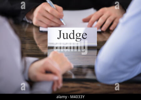 Nahaufnahme von einem Richter mit dem Typenschild Gravuren Richter am Schreibtisch Stockfoto